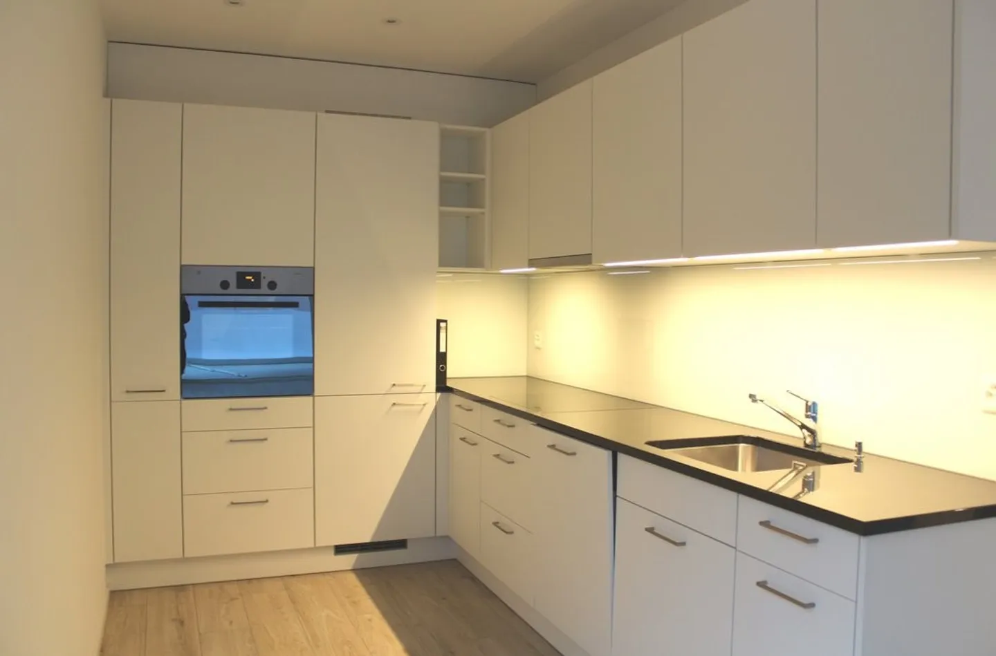 Appartamento moderno con loggia - Foto 2 di 8