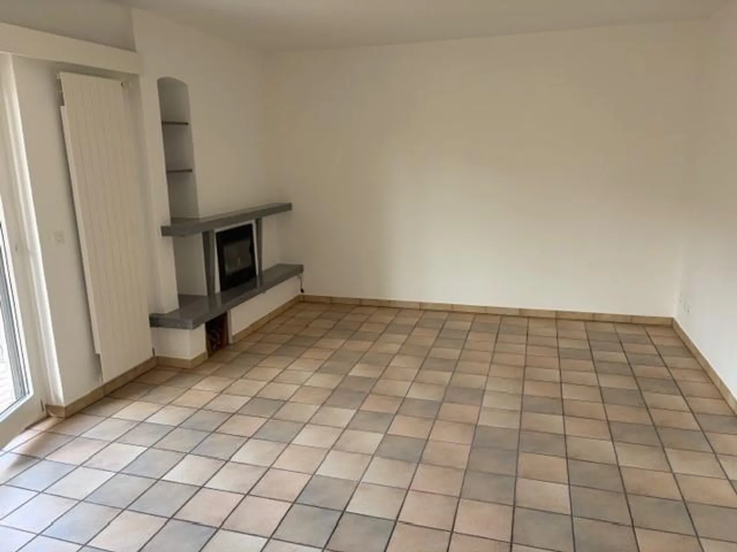 À LOUER APPARTEMENT SPACIEUX ET LUMINEUX PROCHE DES PRINCIPAUX SERVICES - Photo 2 sur 11