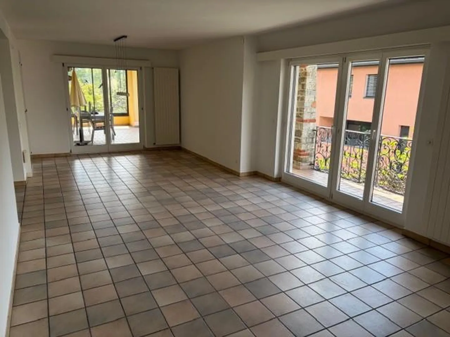 À LOUER APPARTEMENT SPACIEUX ET LUMINEUX PROCHE DES PRINCIPAUX SERVICES - Photo 3 sur 11