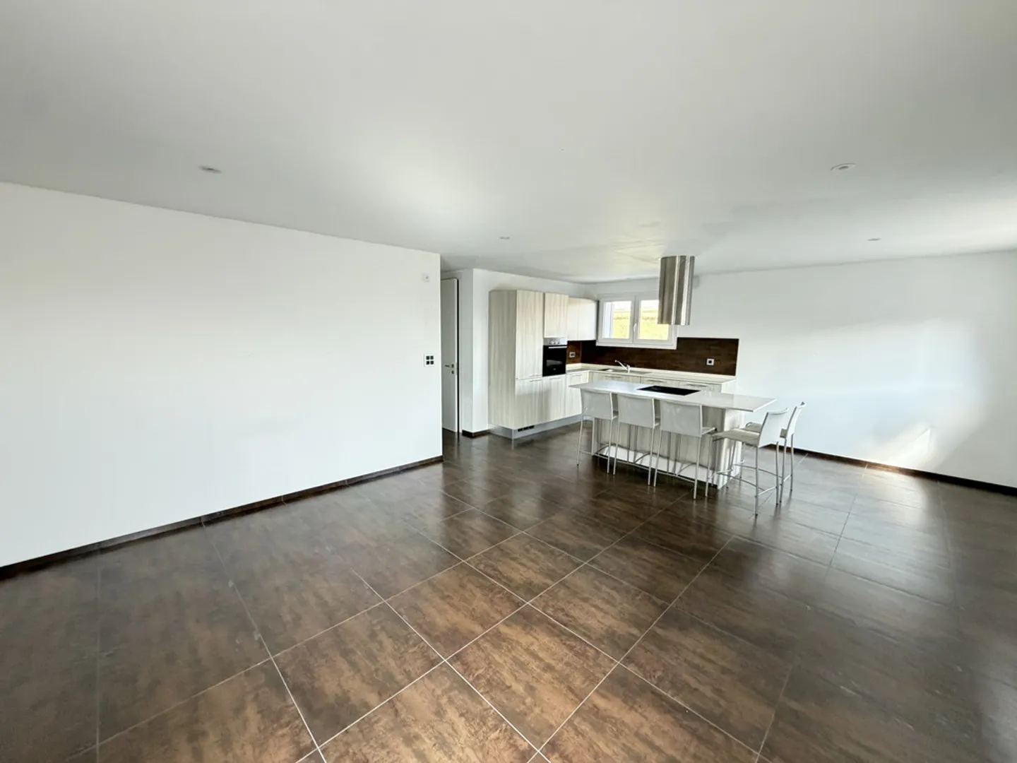 Appartement moderne avec grande terrasse - Photo 3 sur 12