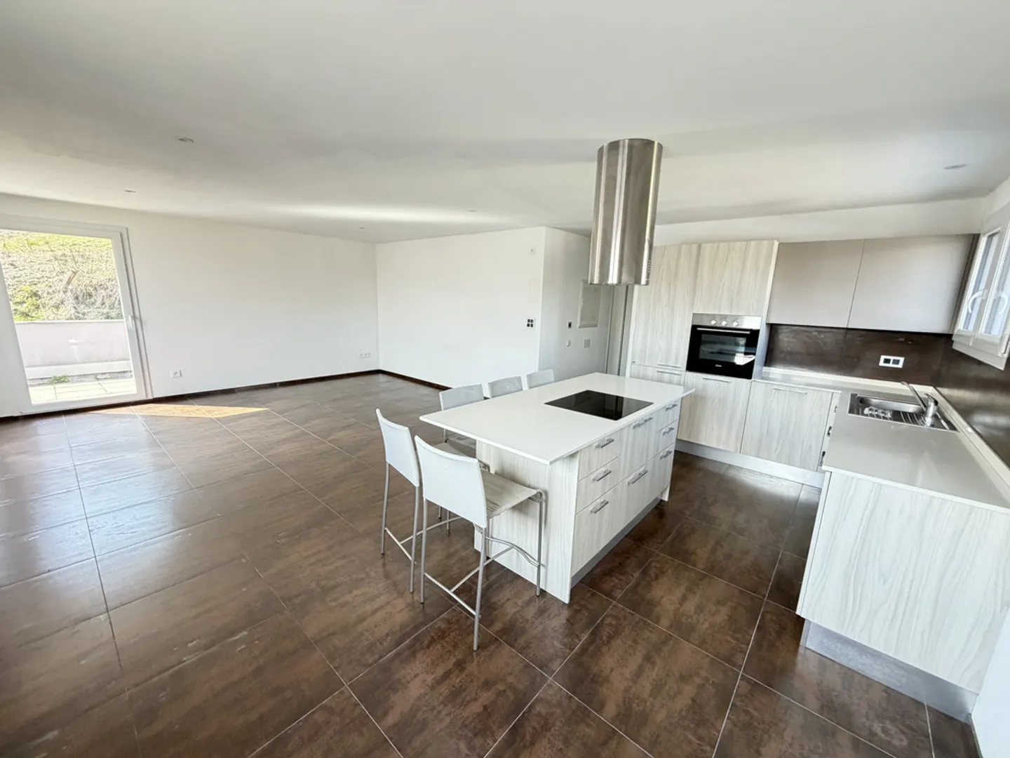 Appartement moderne avec grande terrasse - Photo 4 sur 12