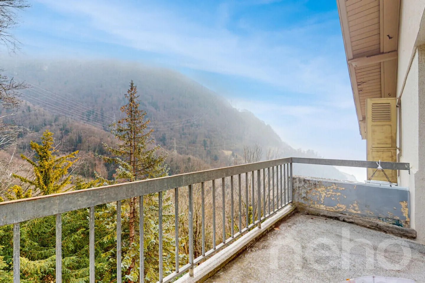 Ultimo piano a Territet, con carattere e vista sul lago e sulle Alpi - Foto 8 di 13