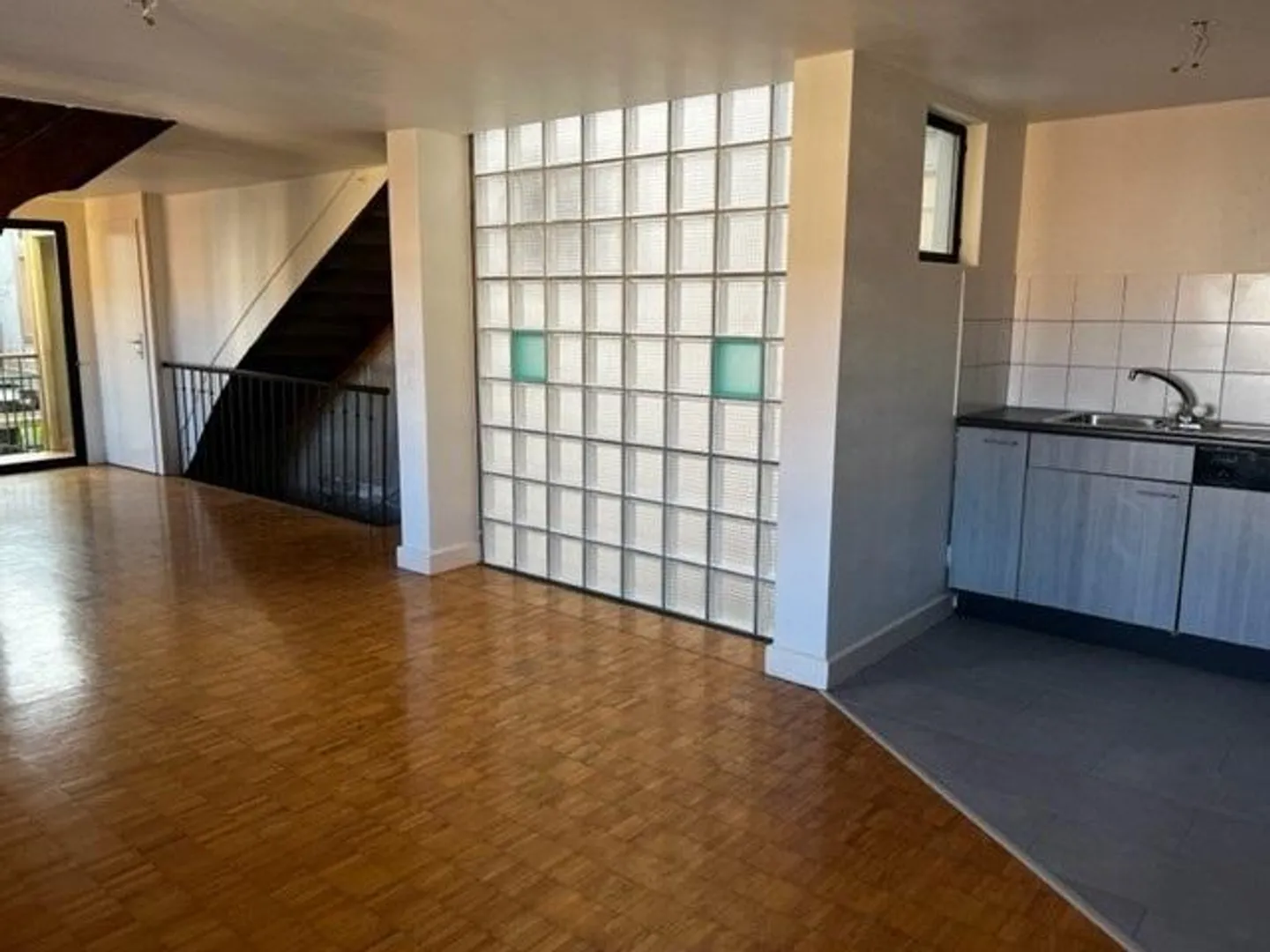 Charmant appartement 2 pièces - Photo 2 sur 7