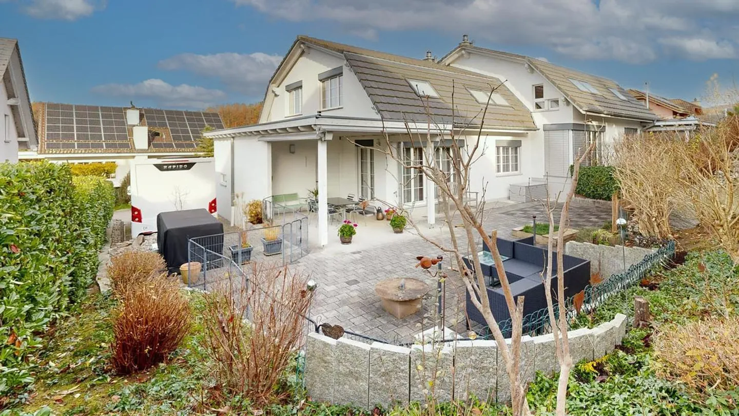 Casa bifamiliare adatta alle famiglie con 5,5 stanze, camino e sauna - Foto 1 di 12