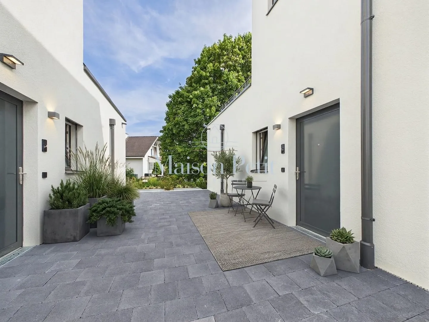 Stilvolles Doppelhaus mit Garten - Foto 3 von 12