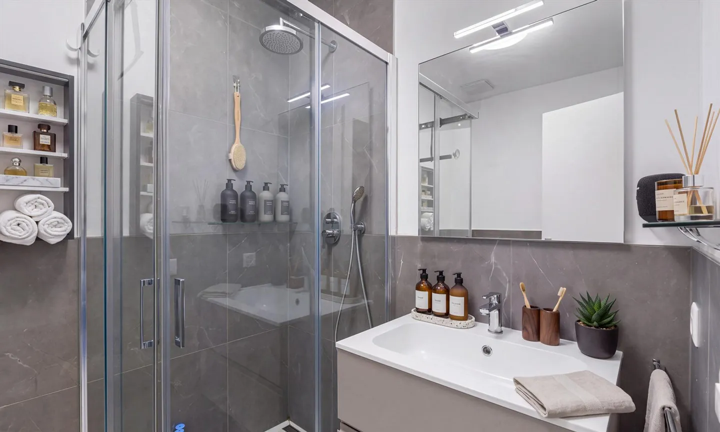 ELEGANT UND MODERN 4.5 ZIMMER IM OBERSTEN STOCK IN BALERNA - Foto 7 von 10