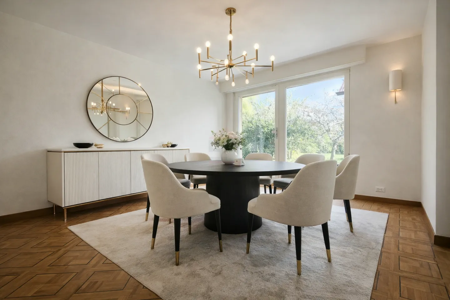 Elegant individual villa with generous volumes on a wooded plot of 1,088 m² - Photo 1 of 4