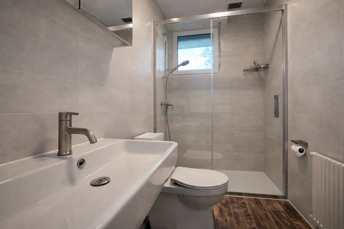 Elegant individual villa with generous volumes on a wooded plot of 1,088 m² - Photo 2 of 4