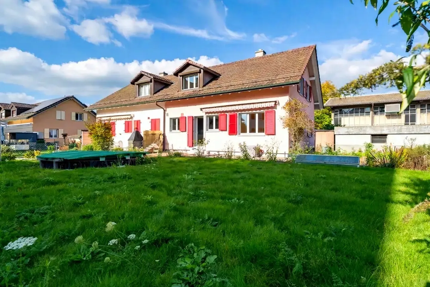 Maison individuelle avec garage, places de parking, piscine ! - Photo 1 sur 23