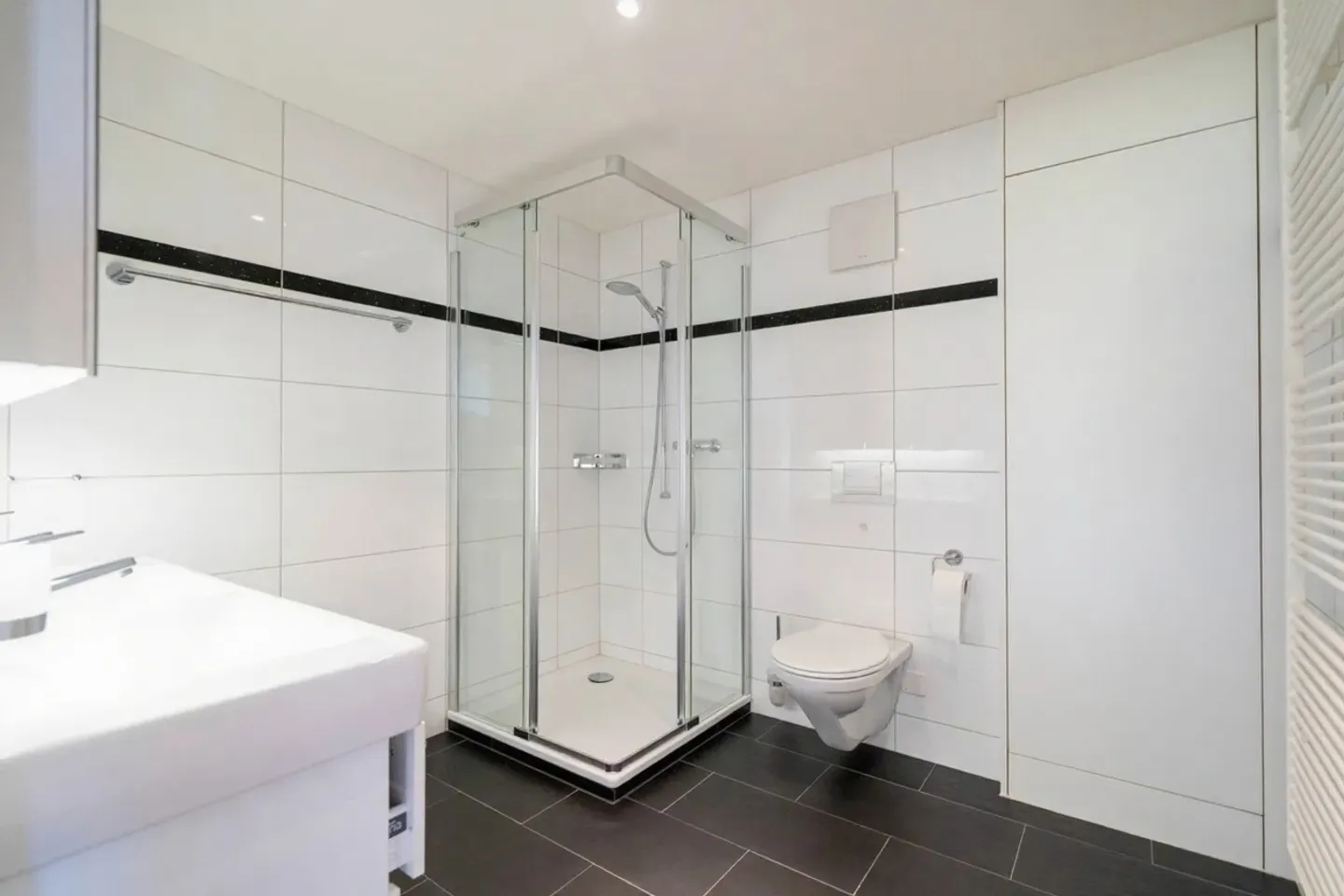 Maison individuelle avec garage, places de parking, piscine ! - Photo 2 sur 23