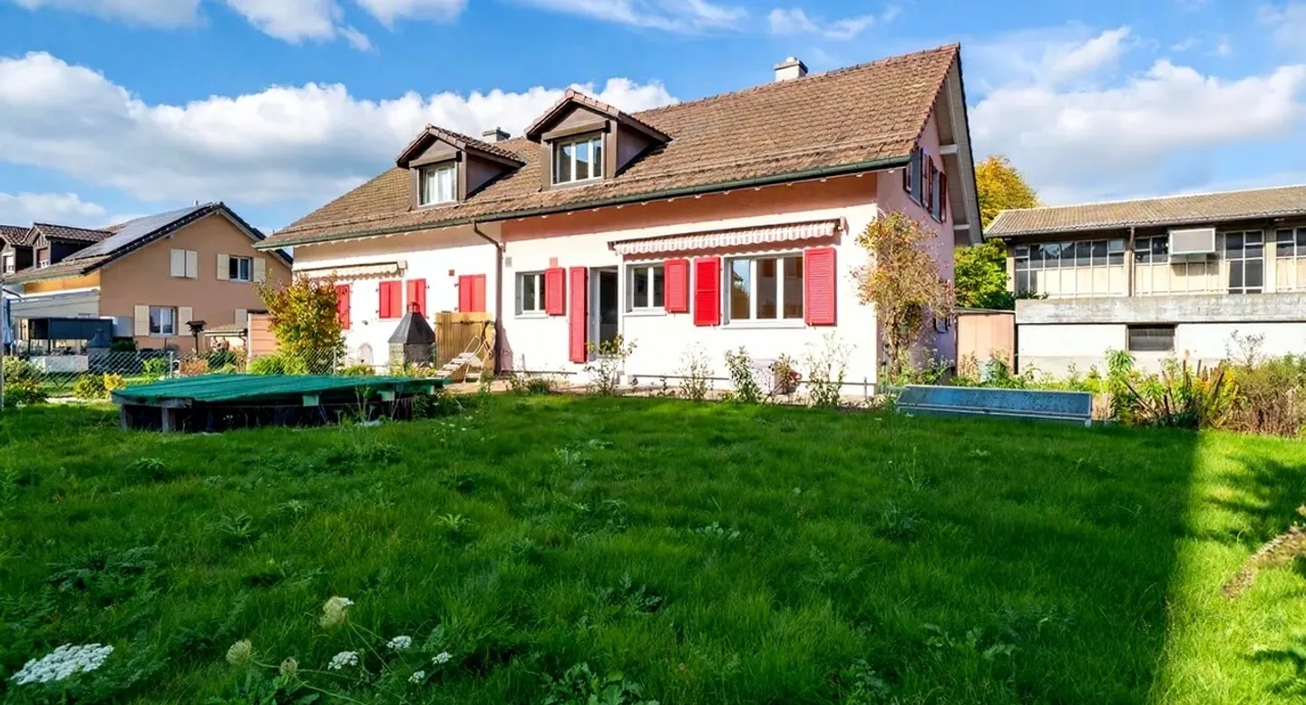 Maison individuelle avec garage, places de parking, piscine ! - Photo 3 sur 23