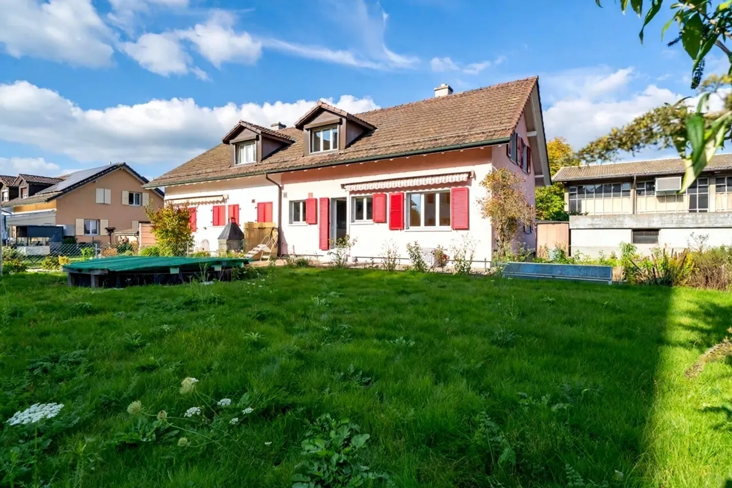 Maison individuelle avec garage, places de parking, piscine ! - Photo 4 sur 23