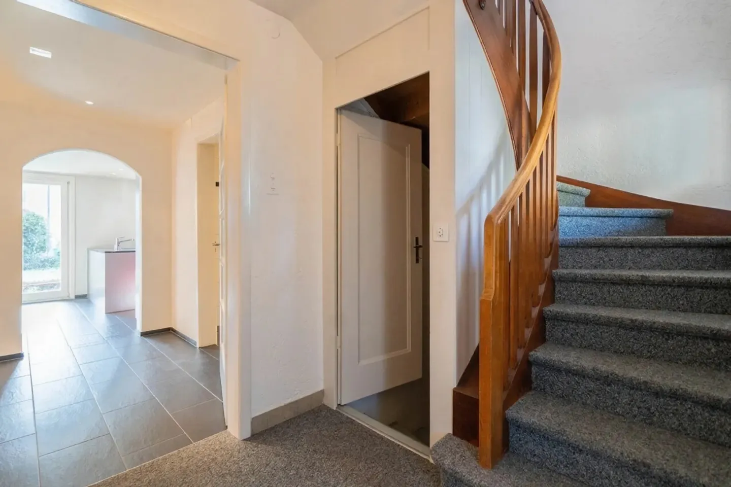 Maison individuelle avec garage, places de parking, piscine ! - Photo 5 sur 23