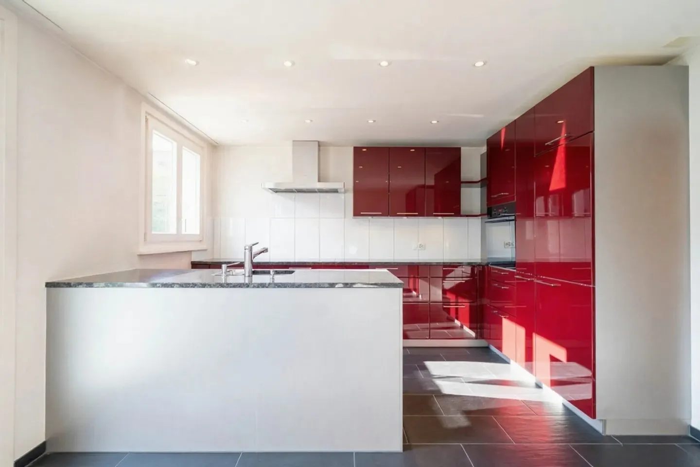 Maison individuelle avec garage, places de parking, piscine ! - Photo 7 sur 23