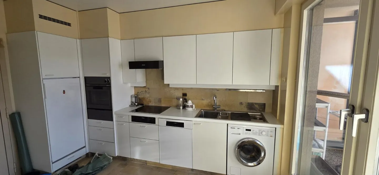 Unique location for this superb high-floor apartment close to all amenities - Photo 3 of 13