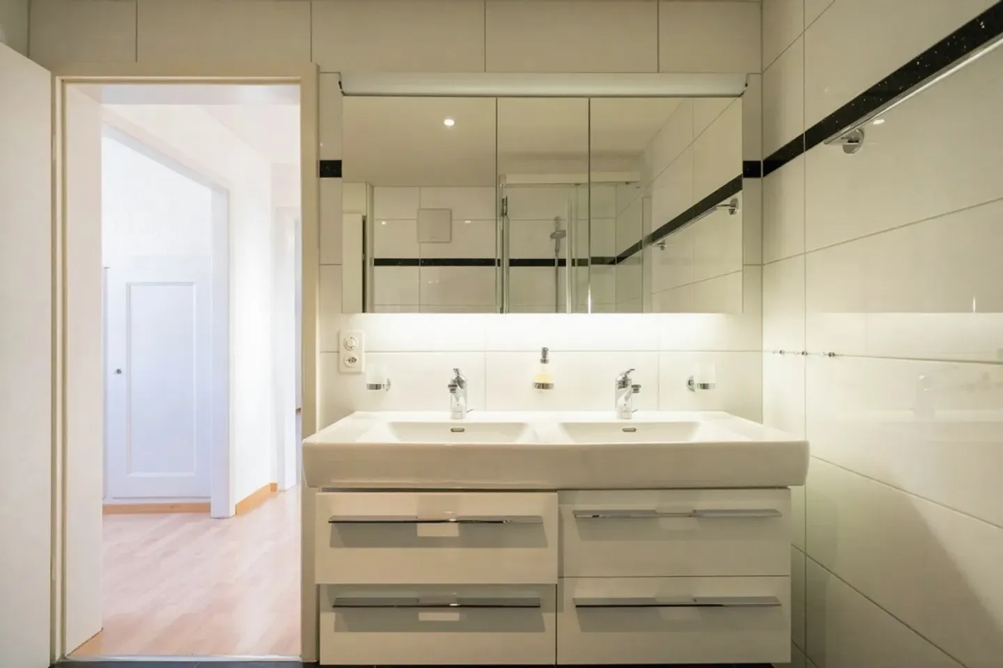 Maison individuelle avec garage, places de parking, piscine ! - Photo 10 sur 23