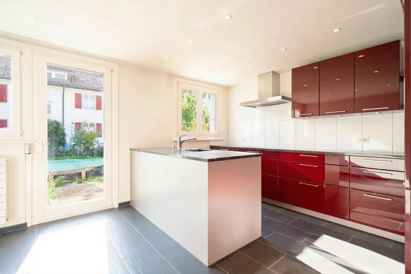 Maison individuelle avec garage, places de parking, piscine ! - Photo 6 sur 23