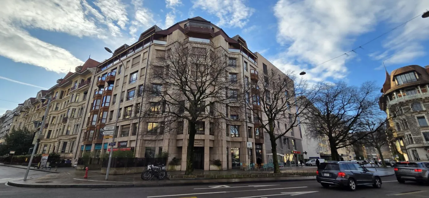 Unique location for this superb high-floor apartment close to all amenities - Photo 2 of 13