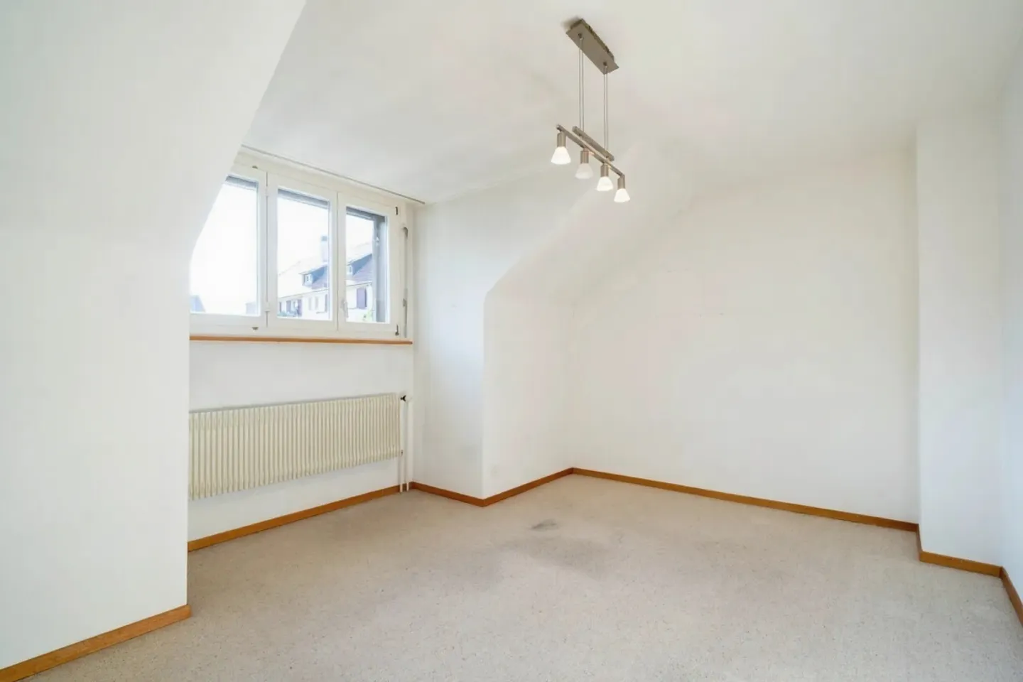 Maison individuelle avec garage, places de parking, piscine ! - Photo 13 sur 23