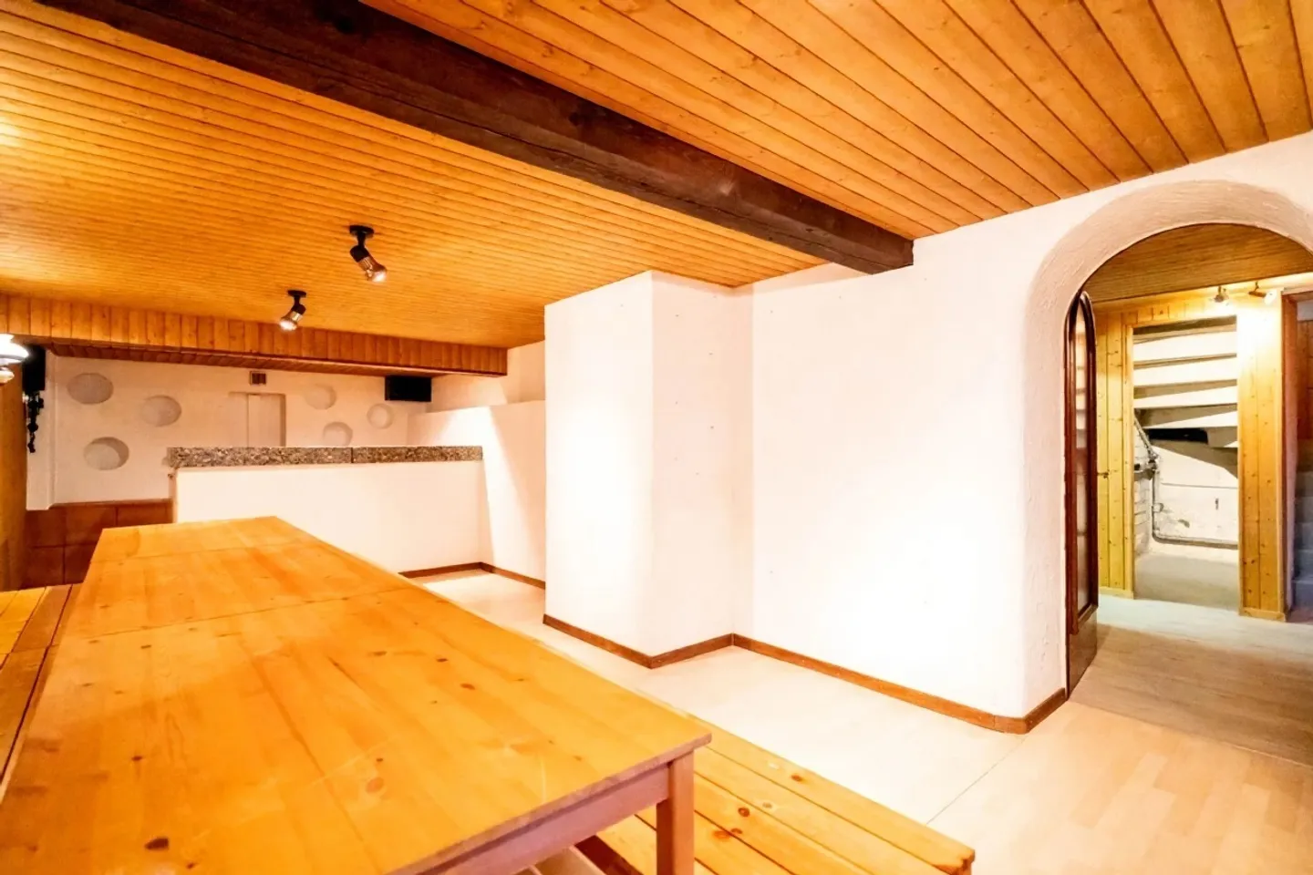 Maison individuelle avec garage, places de parking, piscine ! - Photo 17 sur 23