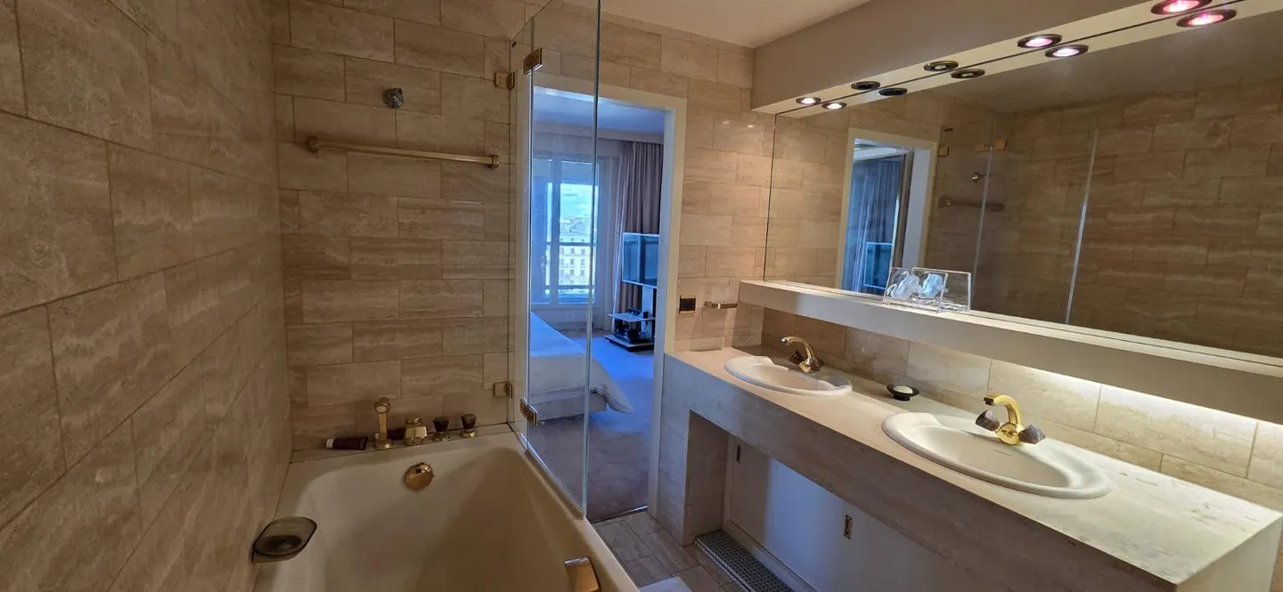 Unique location for this superb high-floor apartment close to all amenities - Photo 11 of 13