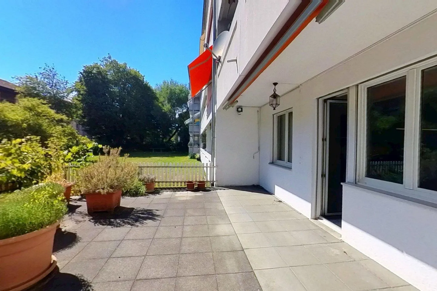 Spacious Ground Floor Apartment with Terrace - Photo 2 of 11
