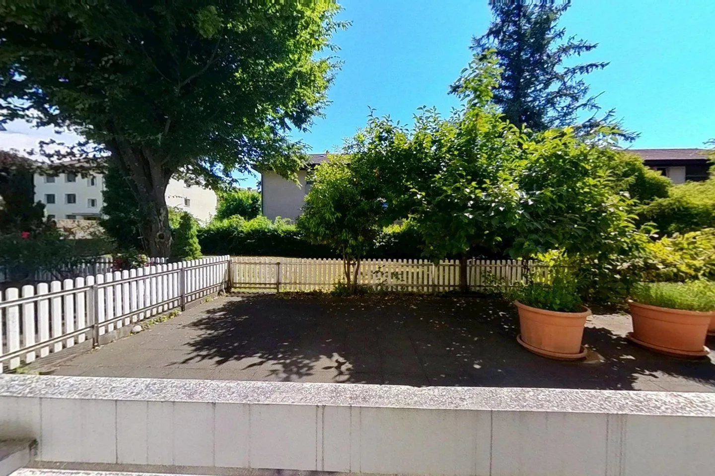 Spacious Ground Floor Apartment with Terrace - Photo 3 of 11