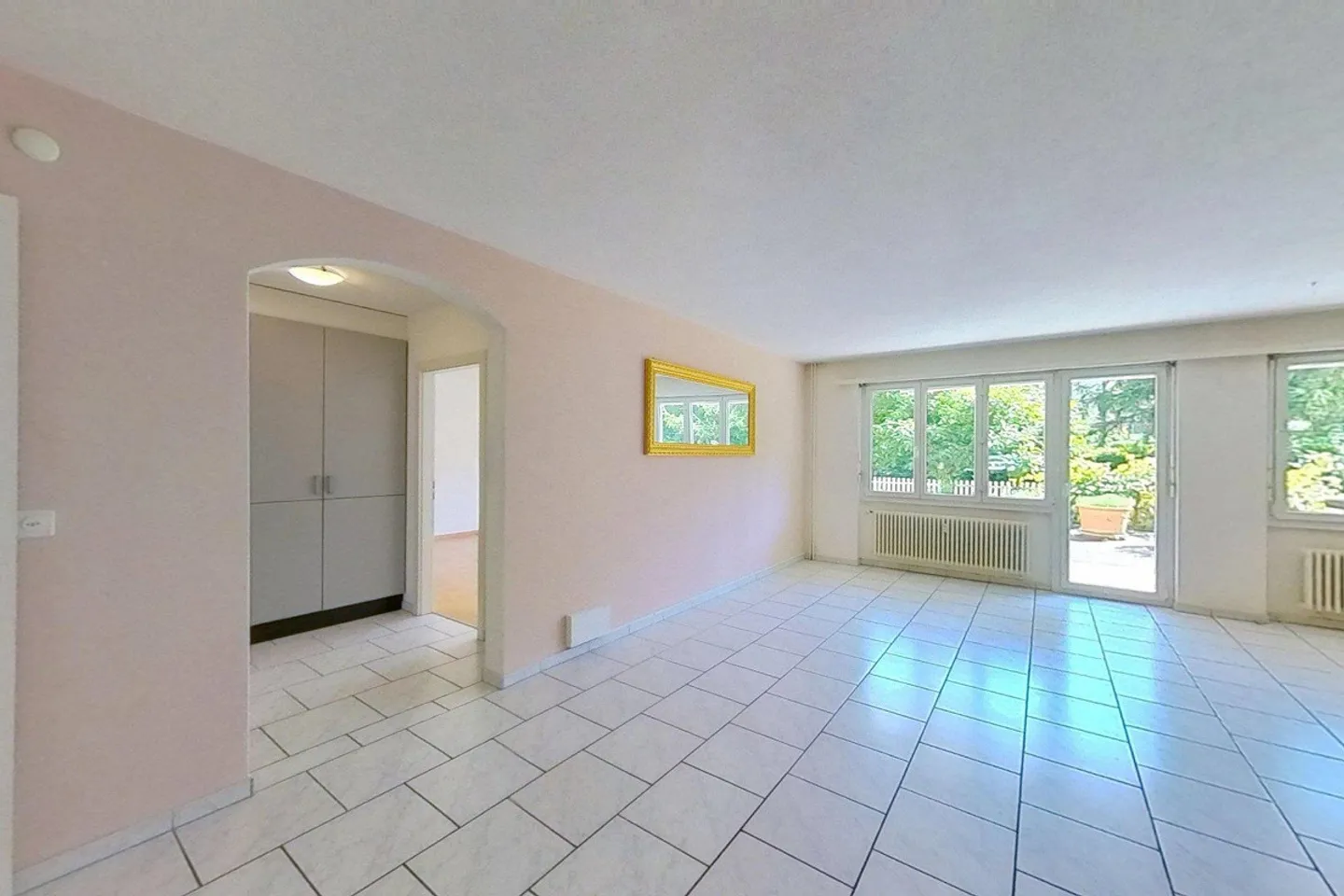 Spacious Ground Floor Apartment with Terrace - Photo 6 of 11