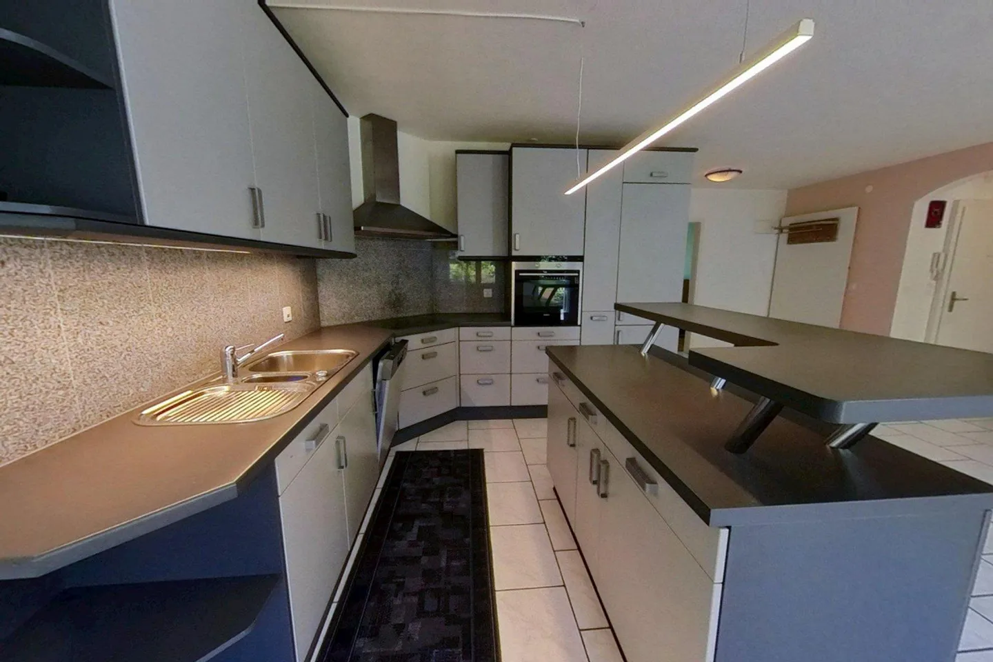 Spacious Ground Floor Apartment with Terrace - Photo 7 of 11