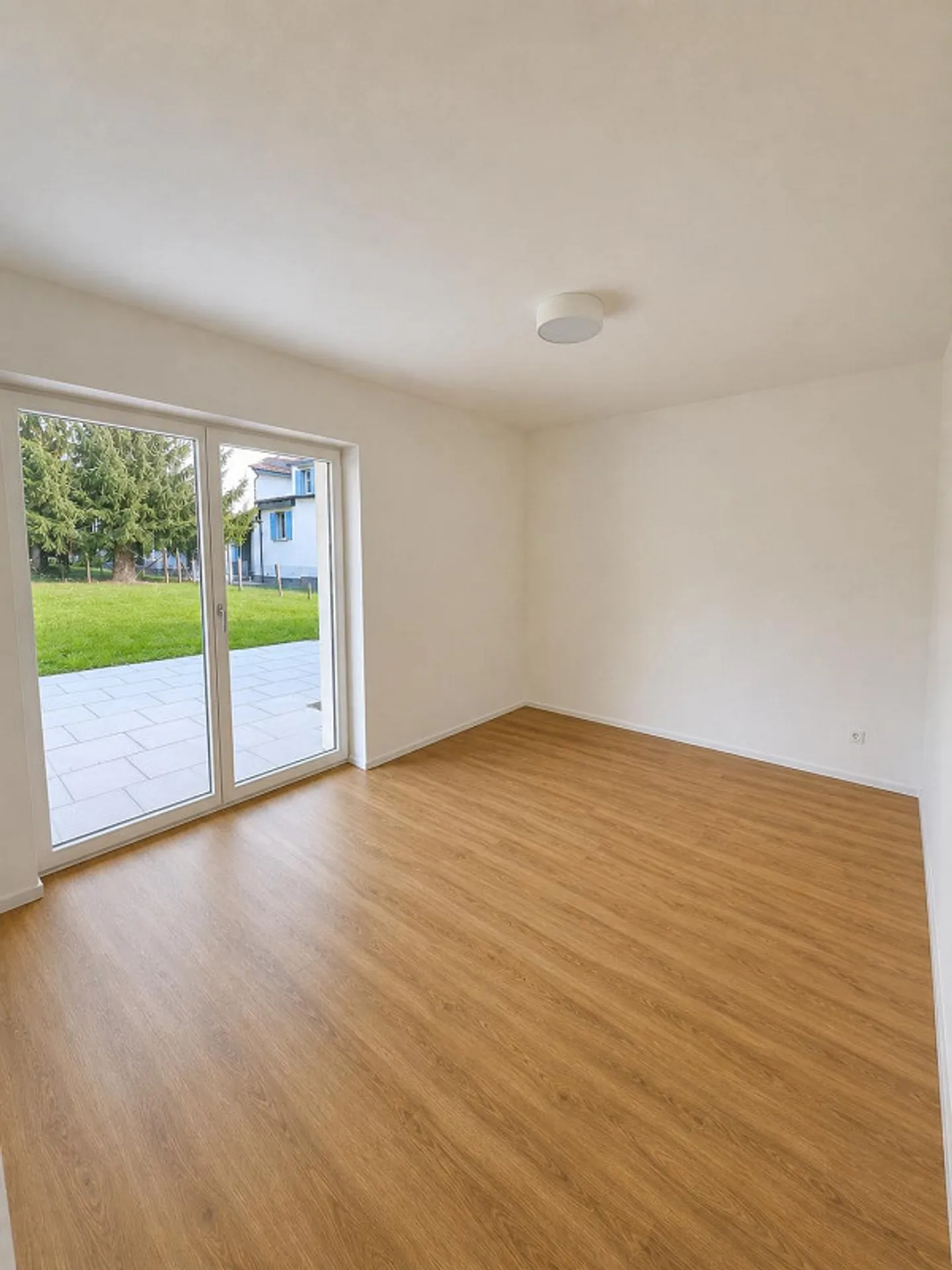 Completely renovated 2.5 room apartment with large covered garden terrace - Photo 3 of 6