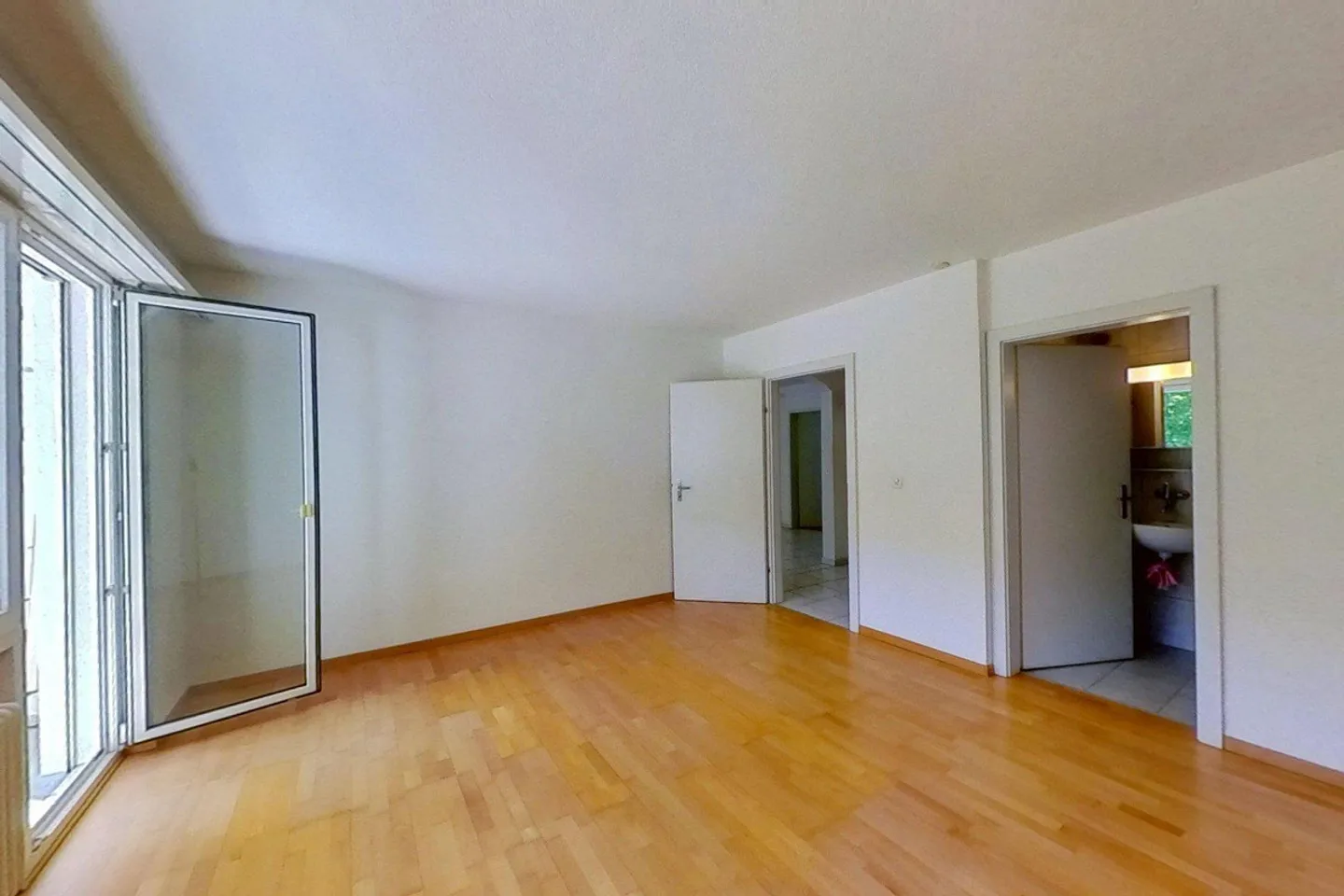 Spacious Ground Floor Apartment with Terrace - Photo 9 of 11