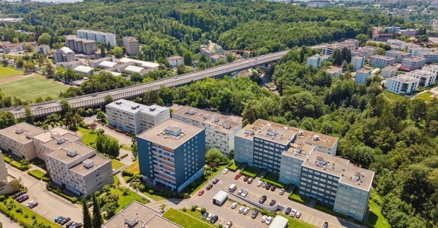 Suchen Sie einen Innenparkplatz in der Nähe des Chuv und der Autobahn? - Foto 1 von 2