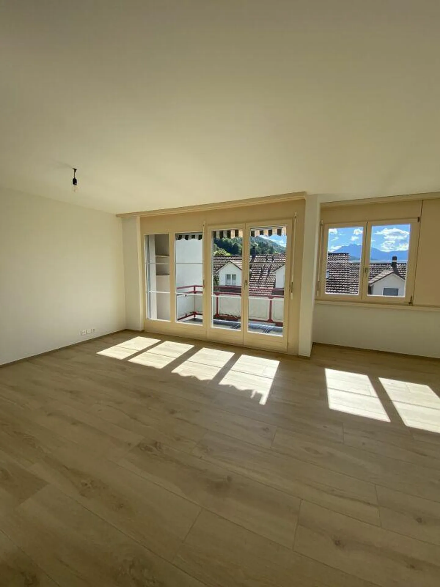 Appartamento 2.5 stanze recentemente ristrutturato con vista! - Foto 3 di 7