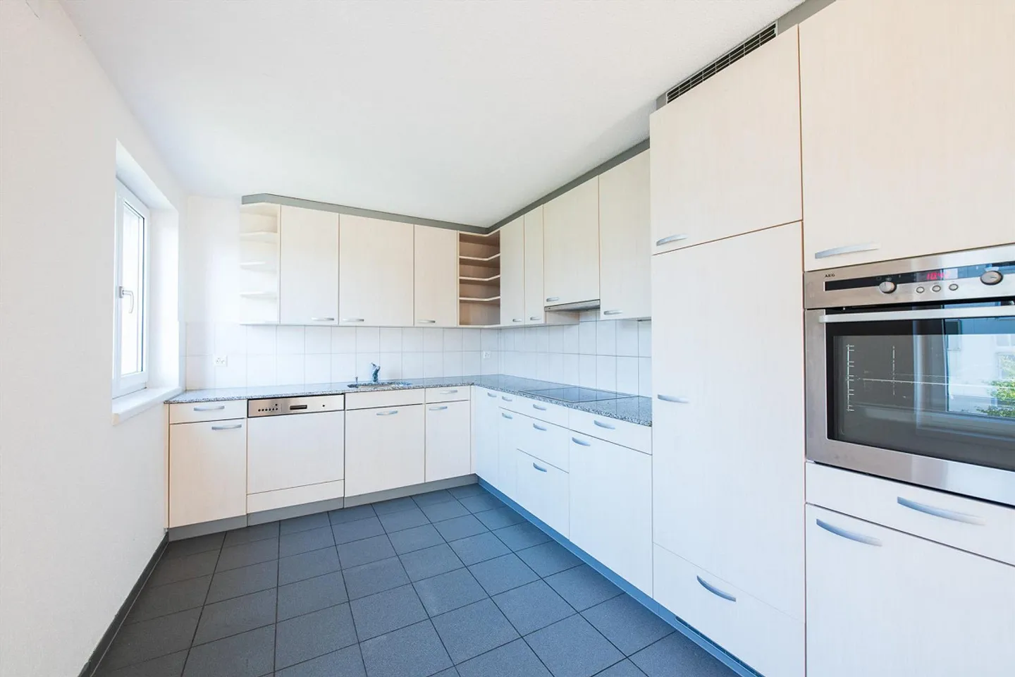3.5 Room Apartment in Schaffhausen - Photo 2 of 8