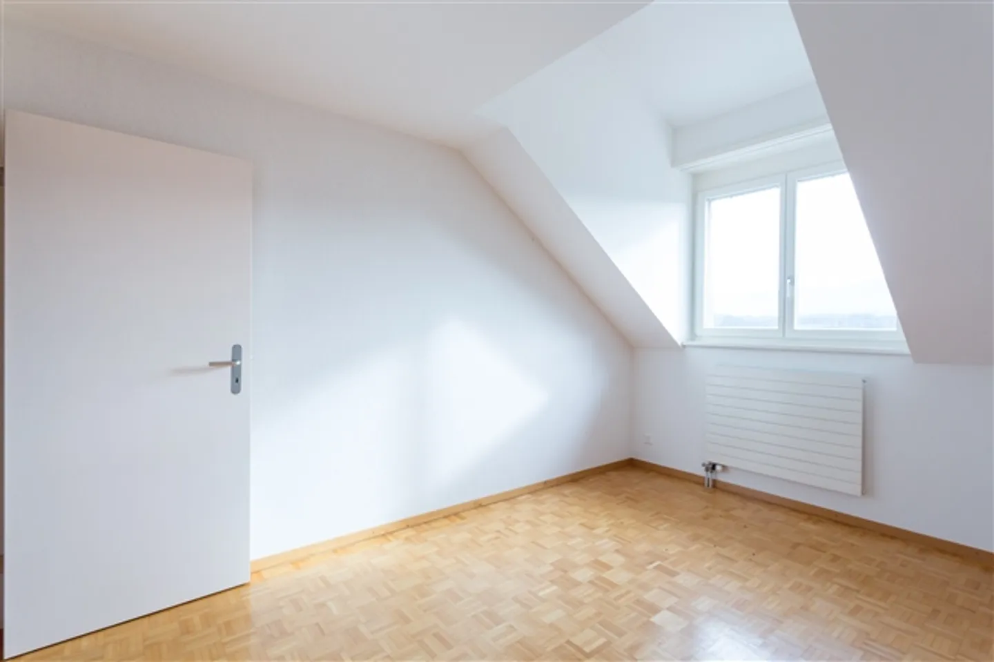 Duplex luminoso di 4 stanze con balcone - Fino a 3 mesi di affitto offerti! - Foto 10 di 11