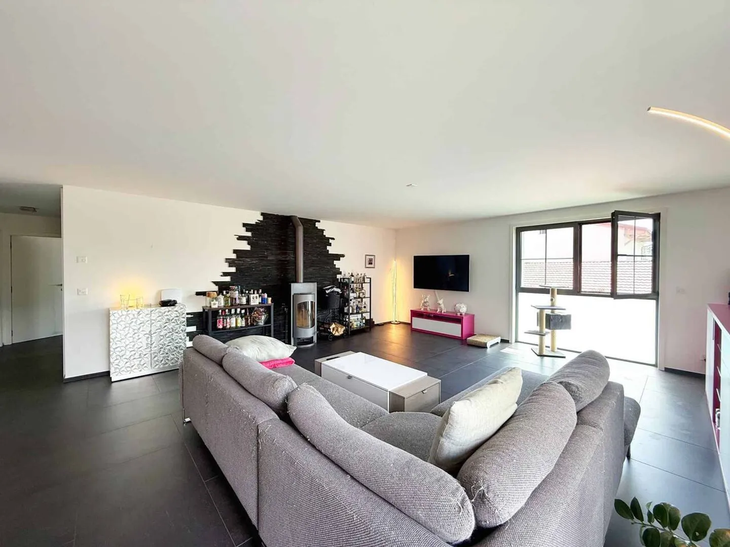 Longirod - Bright 3.5 Room Apartment in a Renovated Farm - Photo 3 of 9