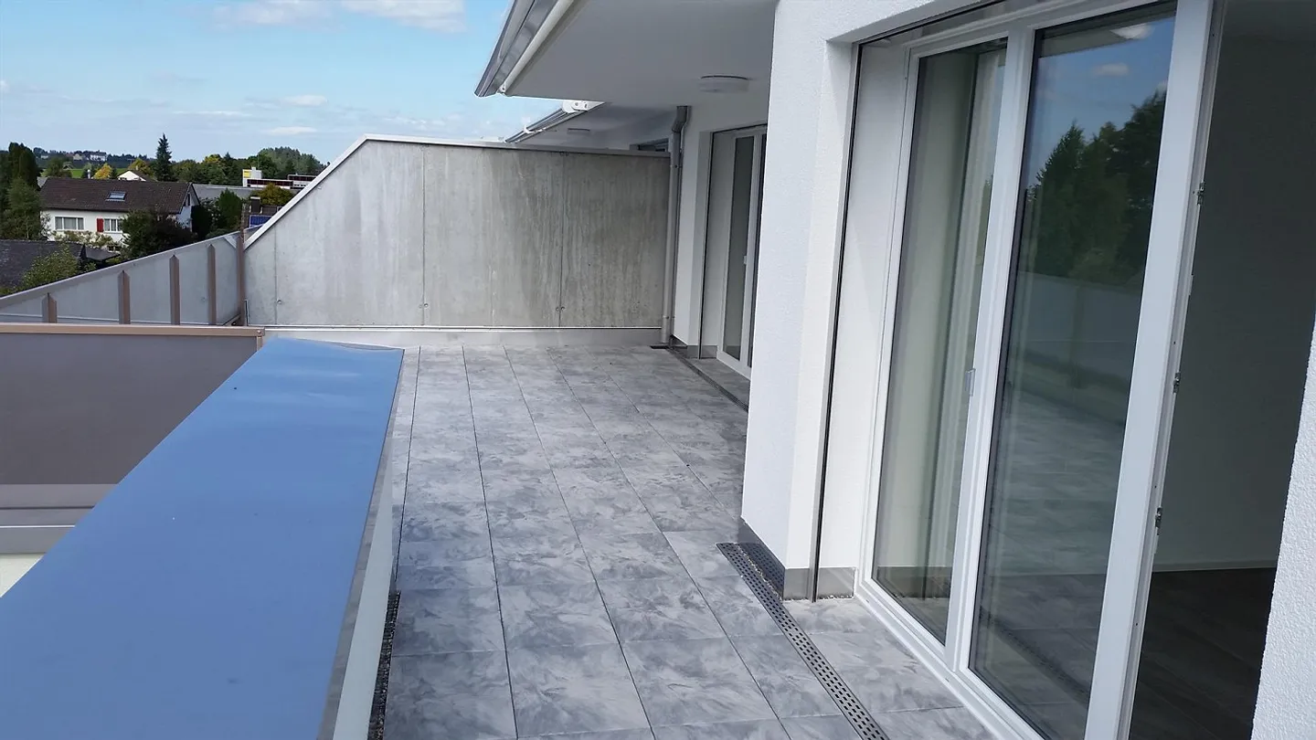 Modern 2.5-room Minergie penthouse apartment (68 m2) with terrace (73 m2) - Photo 3 of 15