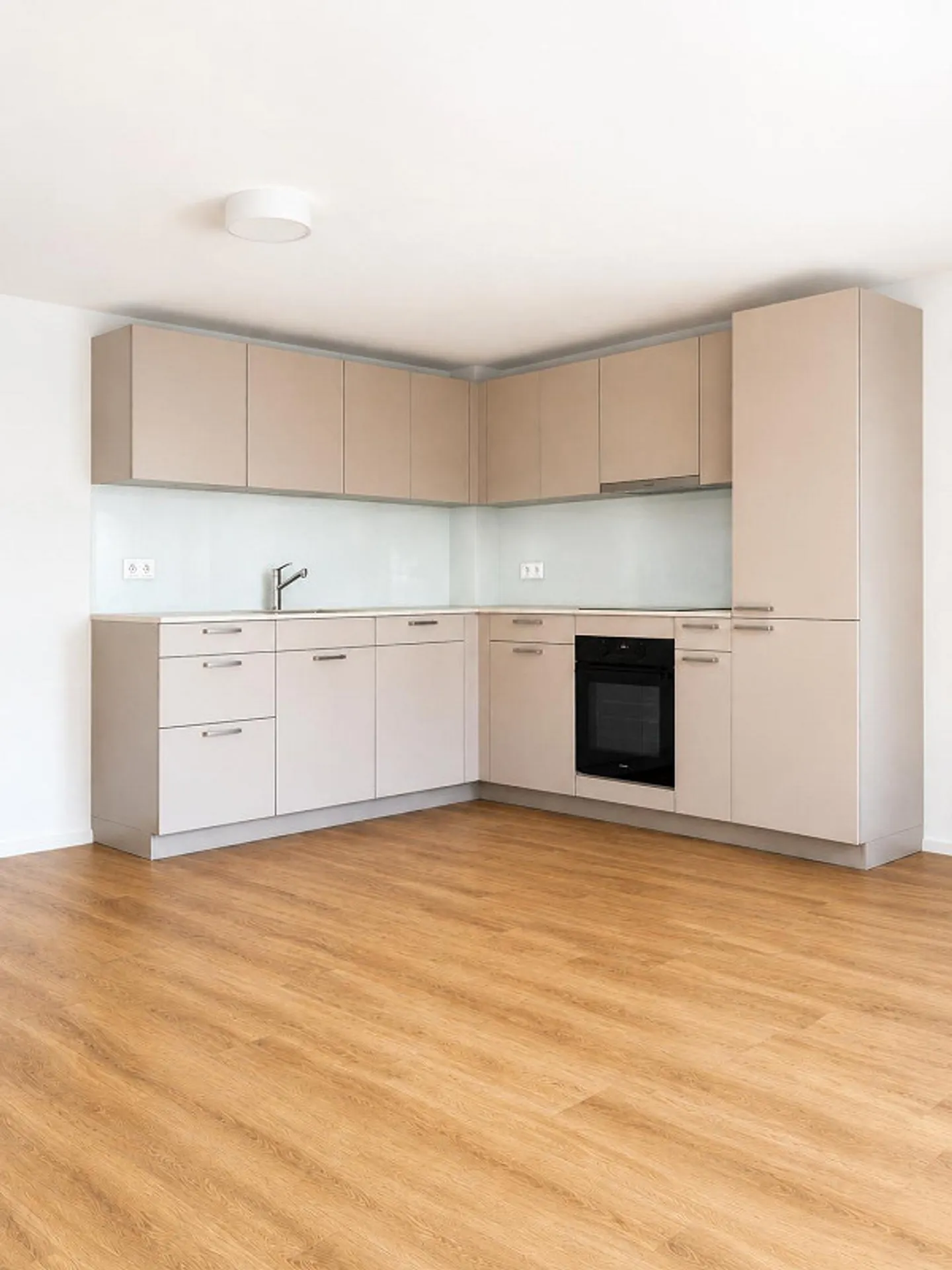 Completely renovated 2.5 room apartment with large covered balcony and lift - Photo 1 of 8