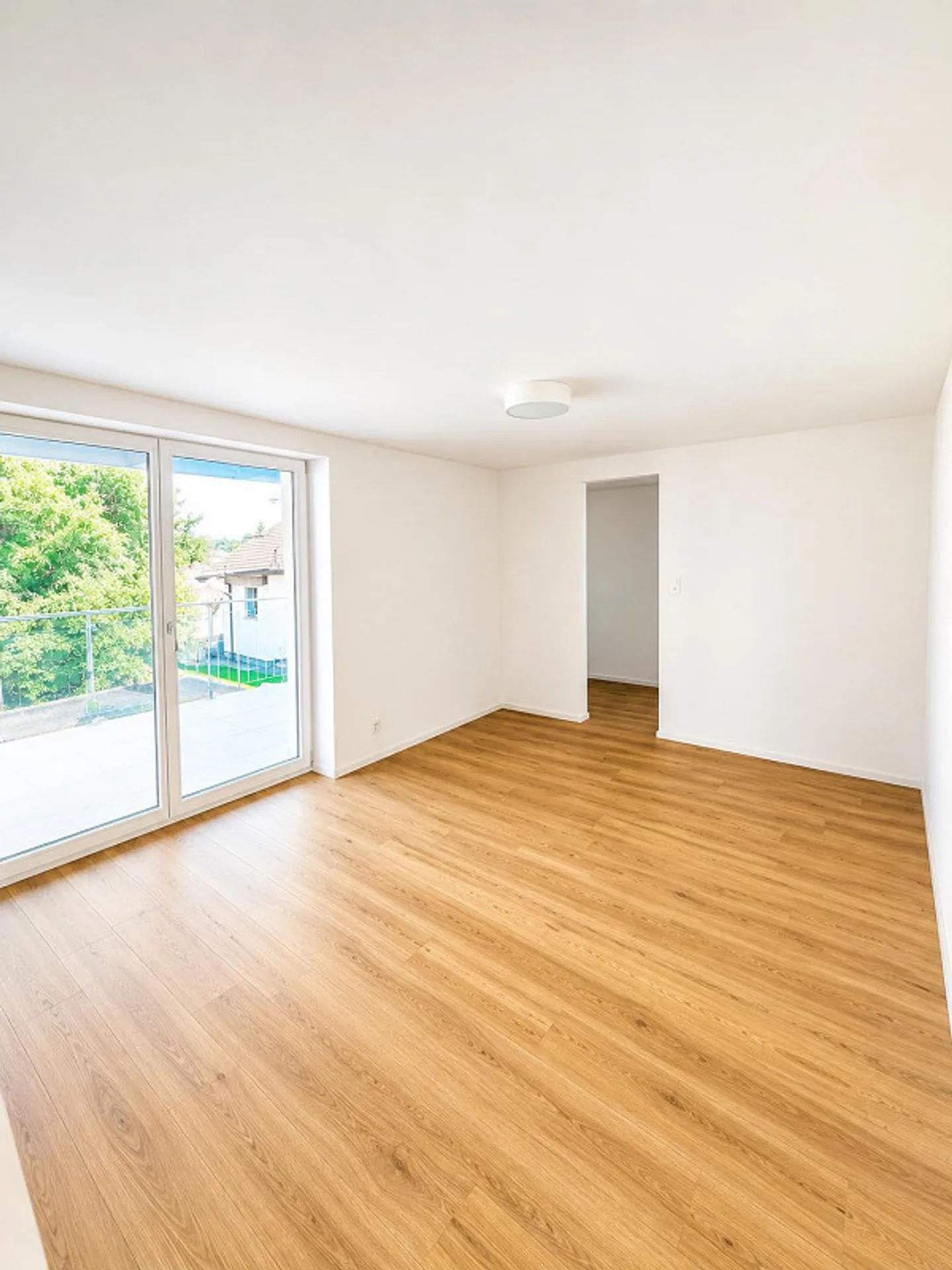 Completely renovated 2.5 room apartment with large covered balcony and lift - Photo 2 of 8