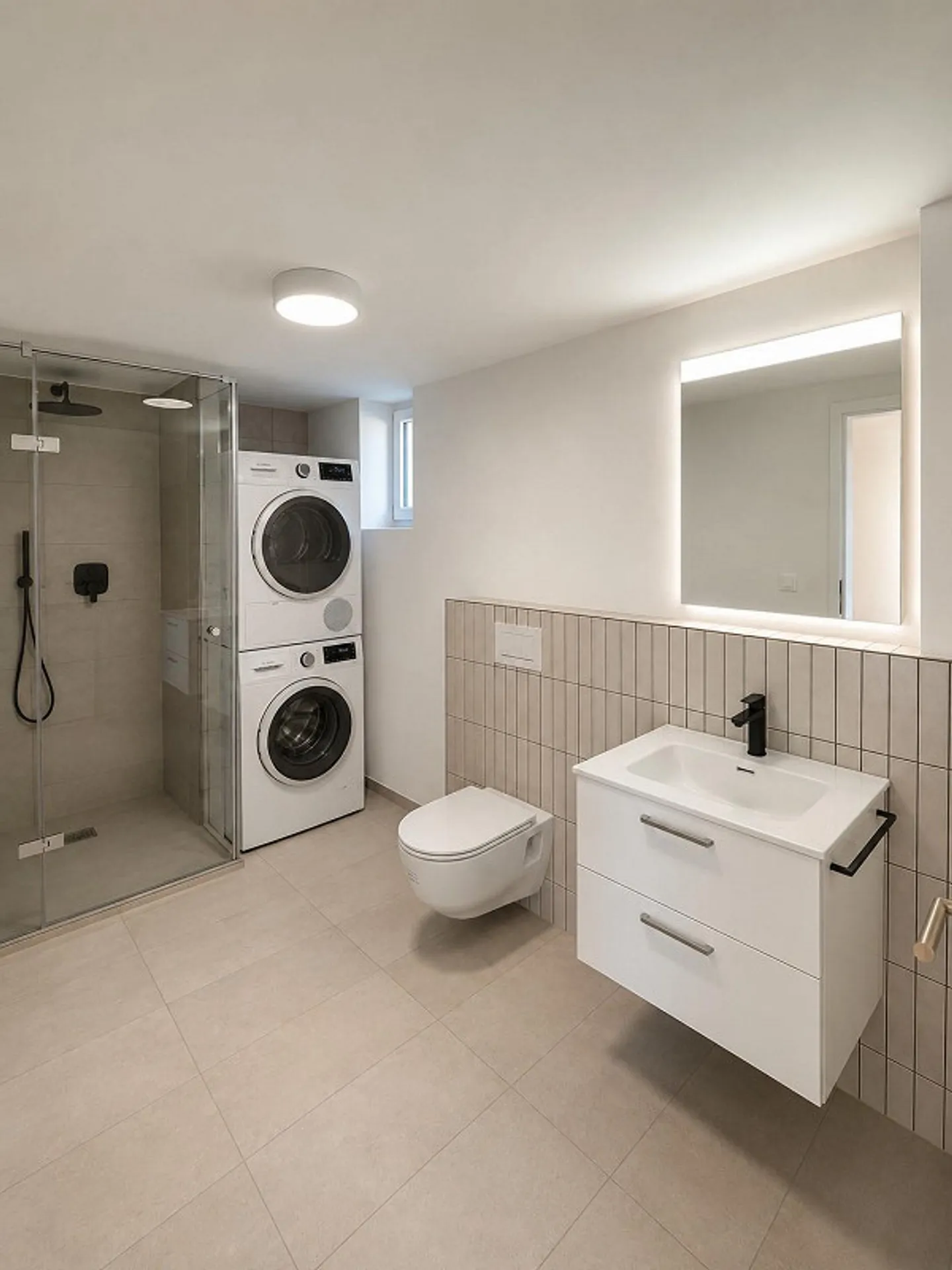 Completely renovated 2.5 room apartment with large covered balcony and lift - Photo 3 of 8