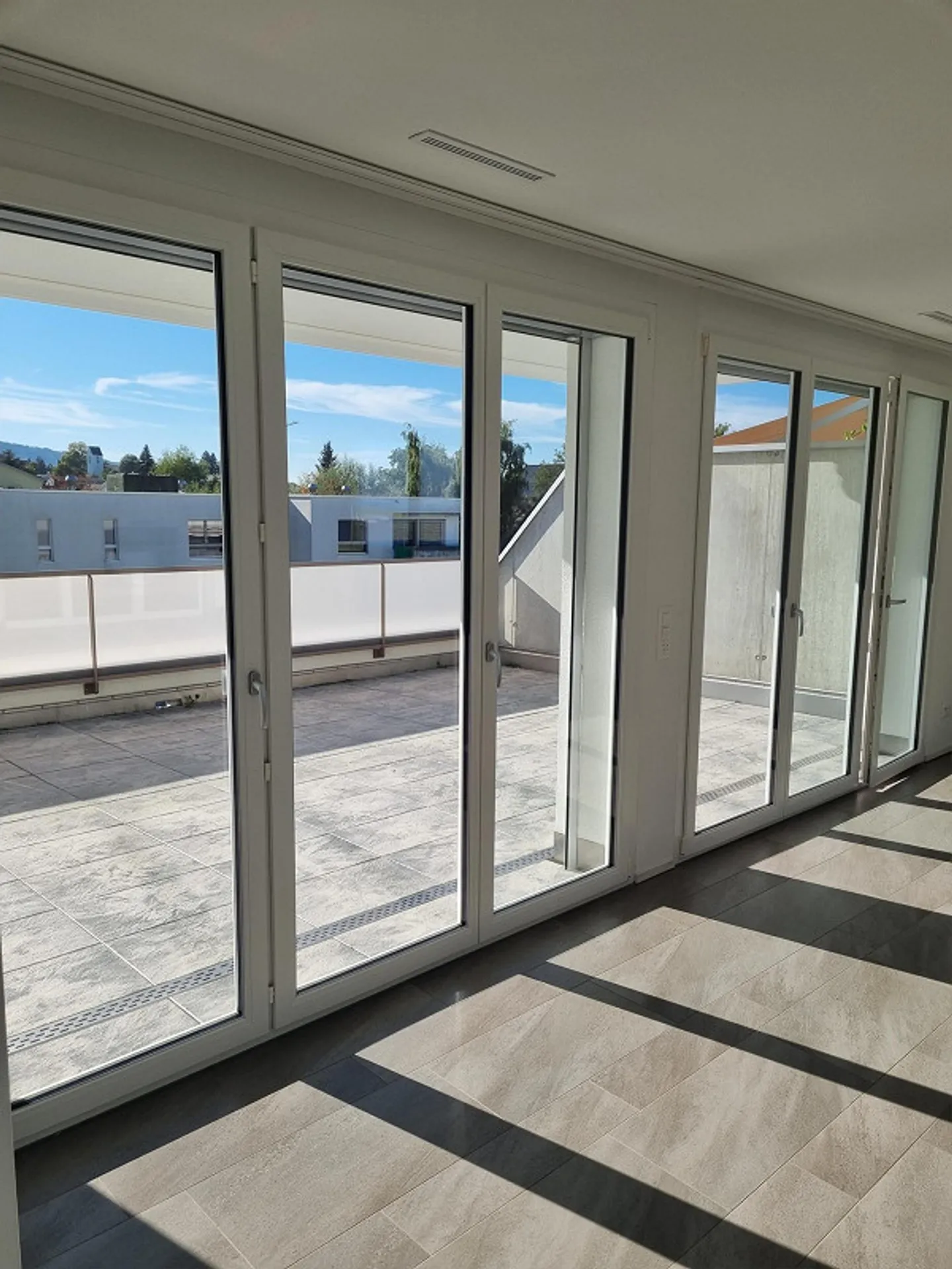 Modern 2.5-room Minergie penthouse apartment (68 m2) with terrace (73 m2) - Photo 13 of 15