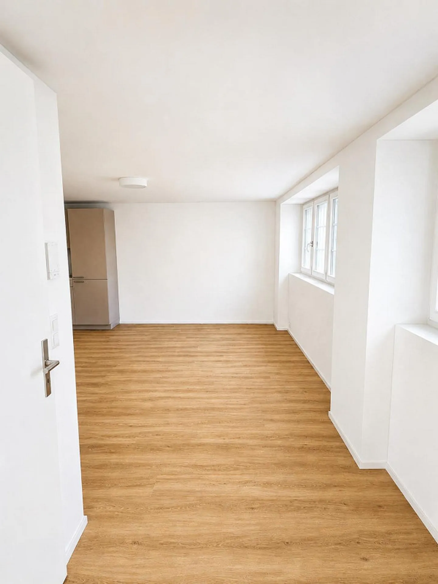 Completely renovated 2.5 room apartment with large covered balcony and lift - Photo 4 of 8