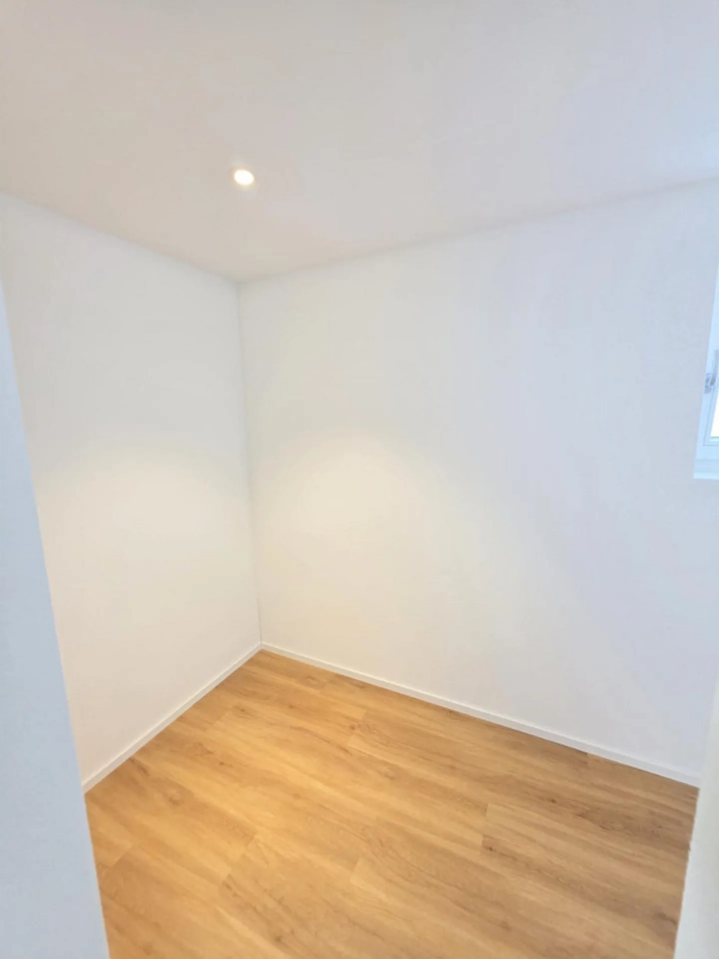 Completely renovated 2.5 room apartment with large covered balcony and lift - Photo 5 of 8