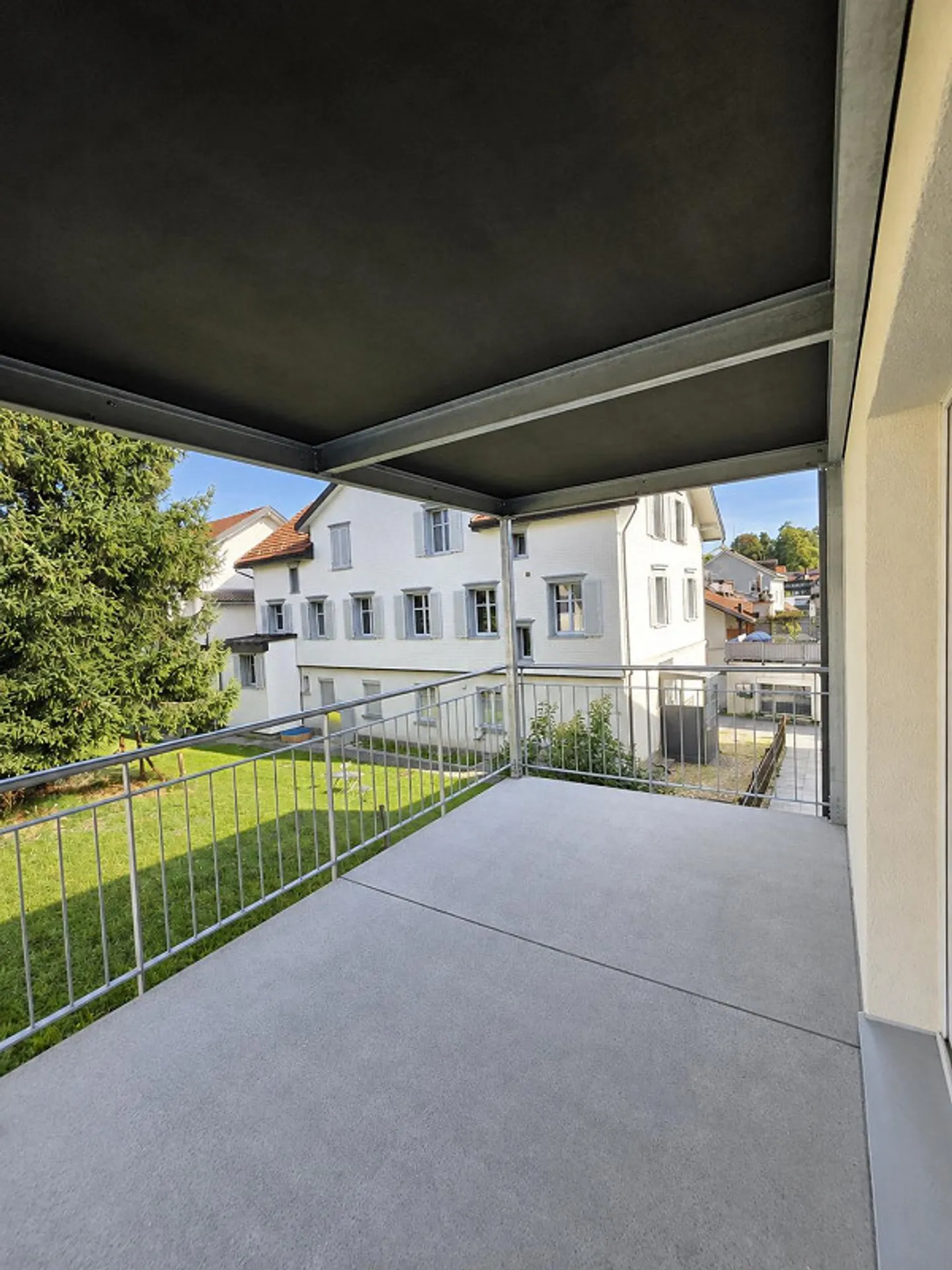 Completely renovated 2.5 room apartment with large covered balcony and lift - Photo 7 of 8