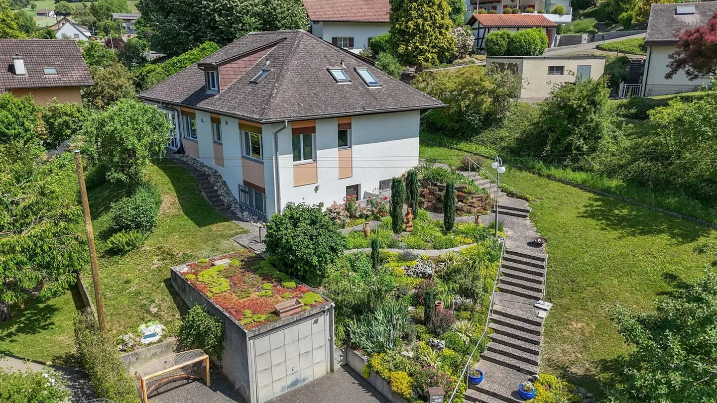 Your retreat with a view: Detached 6.5-room single-family house with garden idyll - Photo 1 of 13