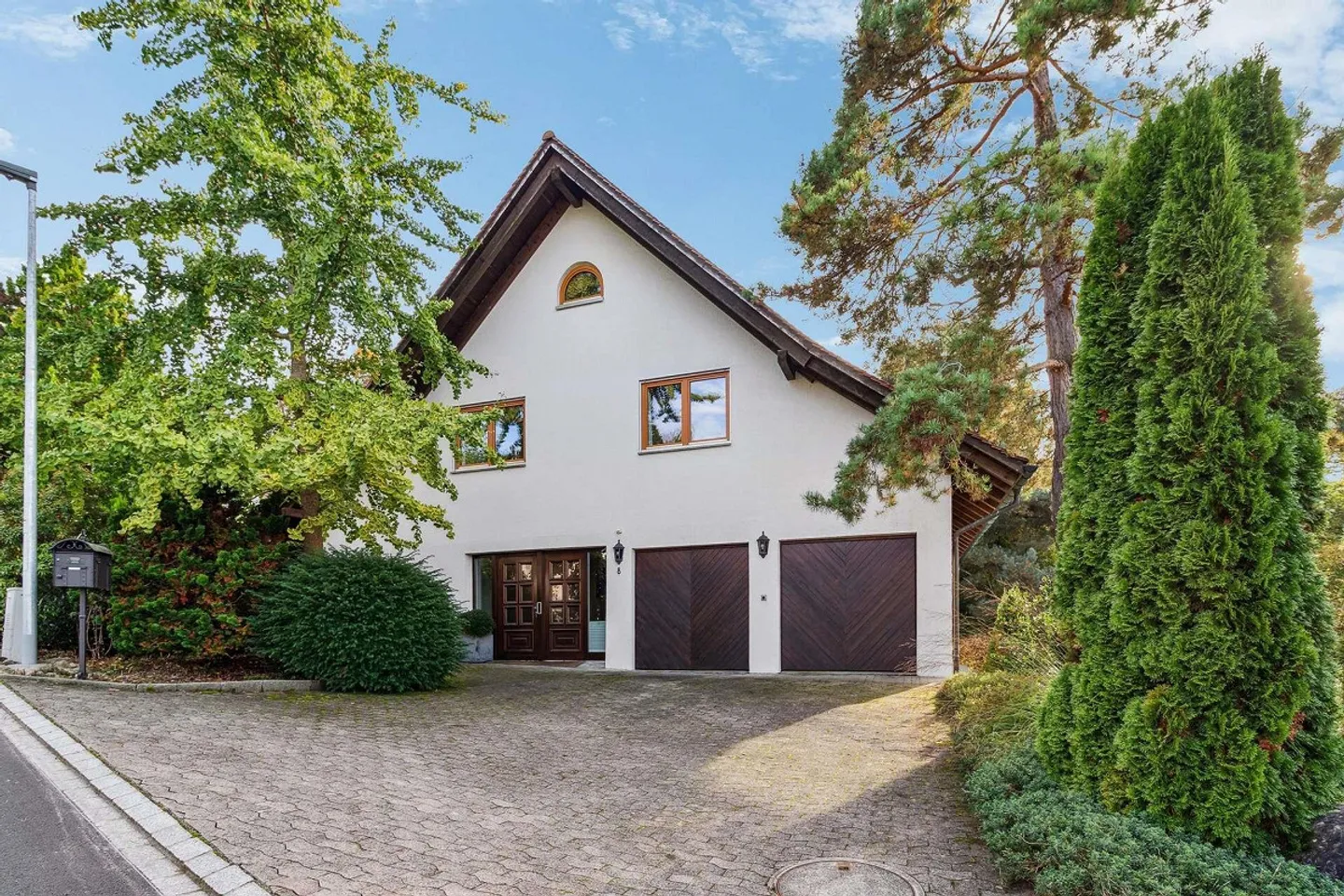 Grande Casa Familiare con Giardino Paradisiaco - Foto 1 di 15