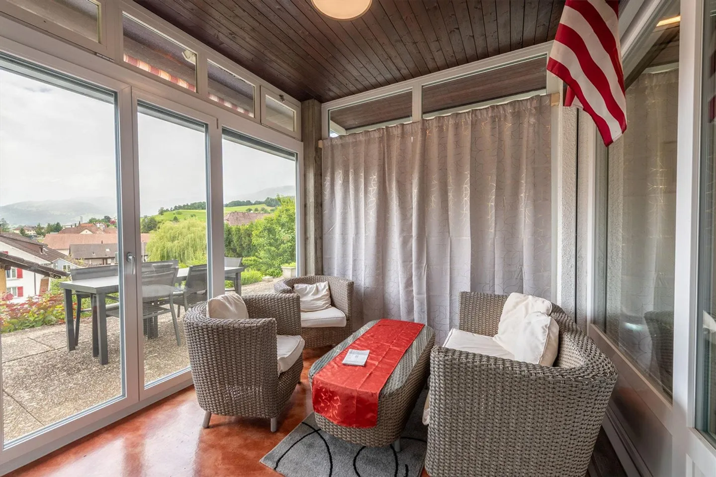 Your retreat with a view: Detached 6.5-room single-family house with garden idyll - Photo 4 of 13