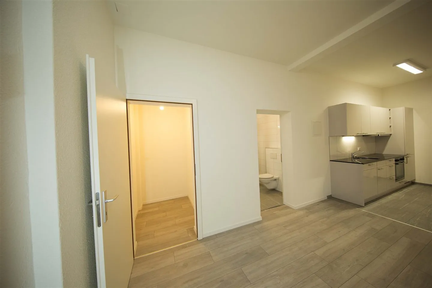 Apartment for rent - Photo 3 of 4