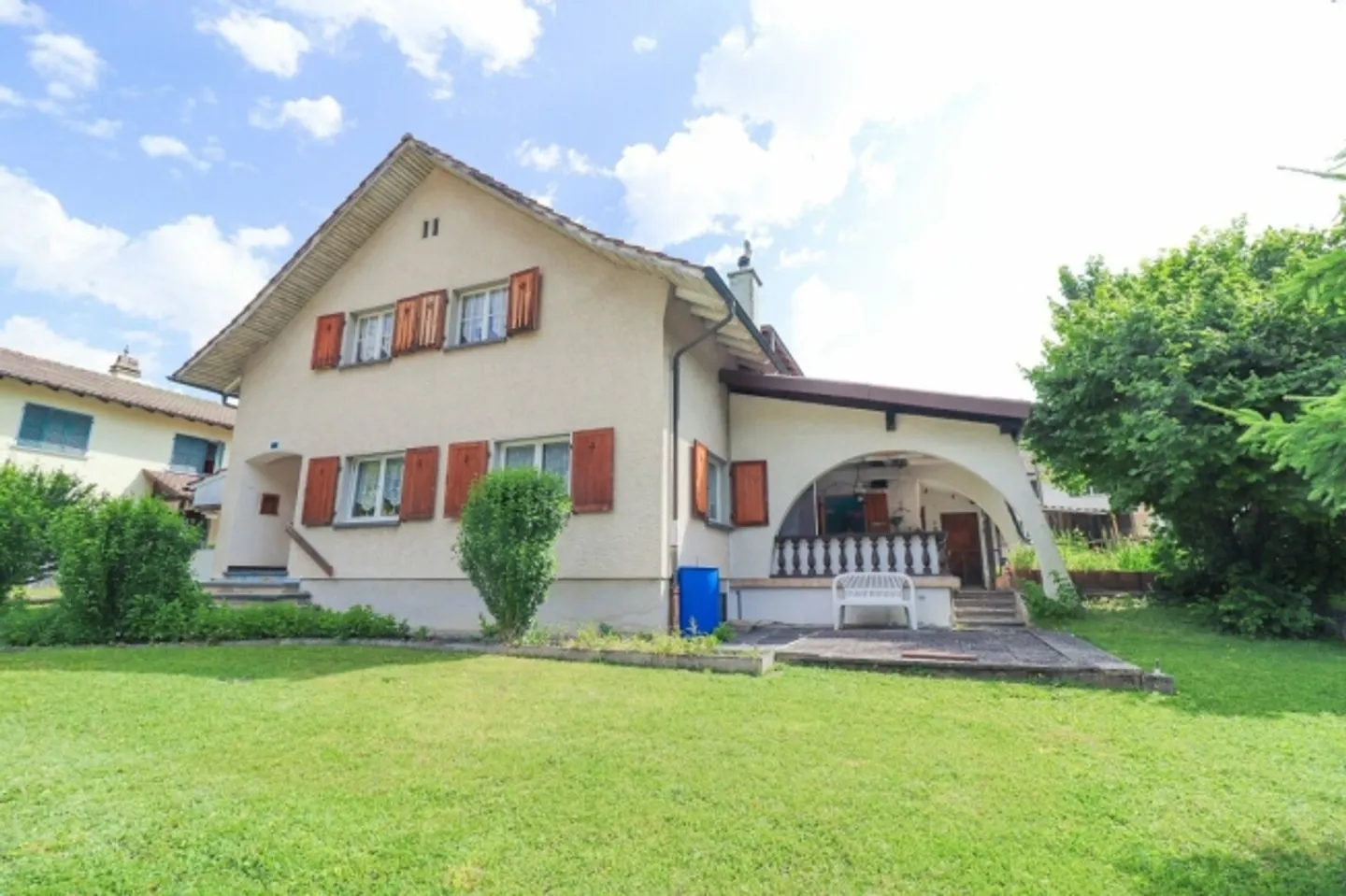 Grande maison individuelle de 7,5 pièces à Mümliswil, également utilisable comme maison bifamiliale - Photo 1 sur 13