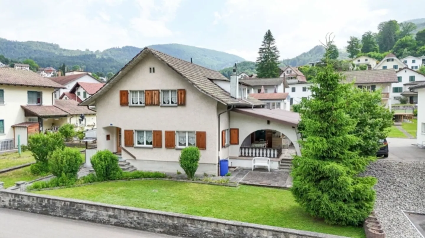 Grande maison individuelle de 7,5 pièces à Mümliswil, également utilisable comme maison bifamiliale - Photo 11 sur 13